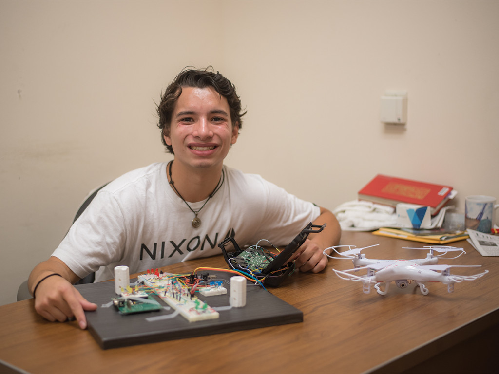 Jimmy Lai/HIGHLANDER First-place winner Spyridon Catechis, first-year electrical engineering major, with his 3-D drone flying platform