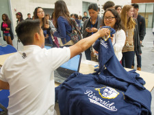 ASUCR’s volunteer kindly gives out free sweaters for all the freshmen.