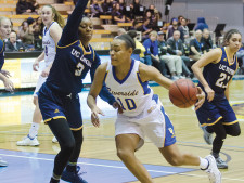 Réjane Verin (no. 10) drives pass for a layup.