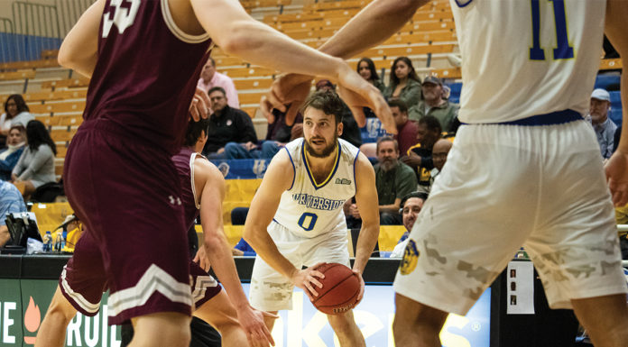 Men’s basketball wins two straight games, earning a victory on Homecoming night